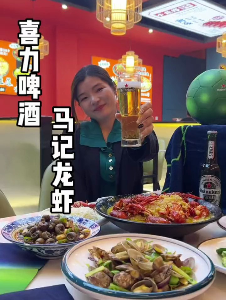 一口龙虾一口啤酒!这个夏天的第一顿小龙虾也太满足了吧!