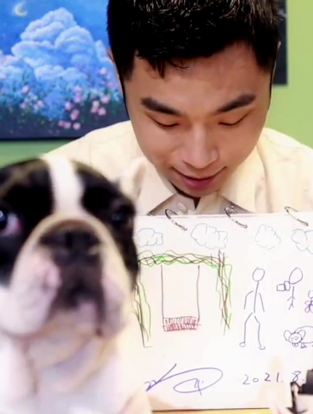 张九南画简笔画,抽象派画法很抽象,前面的狗很抢镜