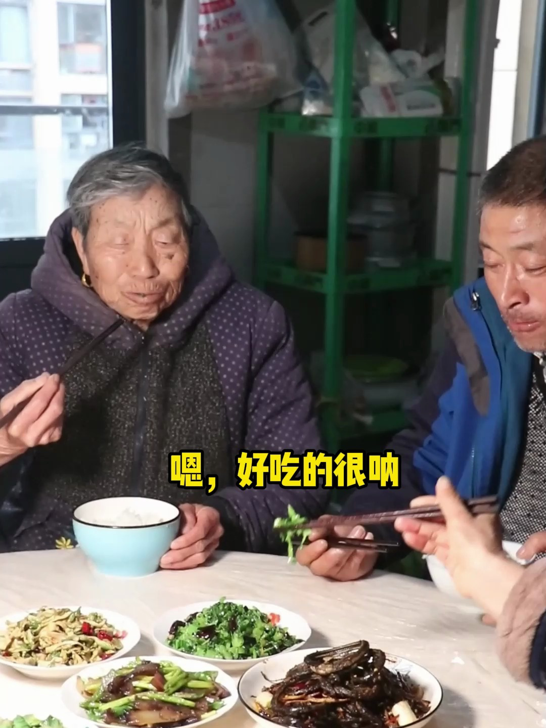 农村大叔砍一篓包心芥菜,做家乡特色美食爆炒黄菜好吃刮油