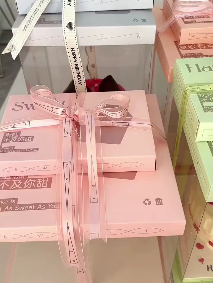 新款蛋糕盒清新淡雅,有四种颜色可选,每种颜色都温柔高级