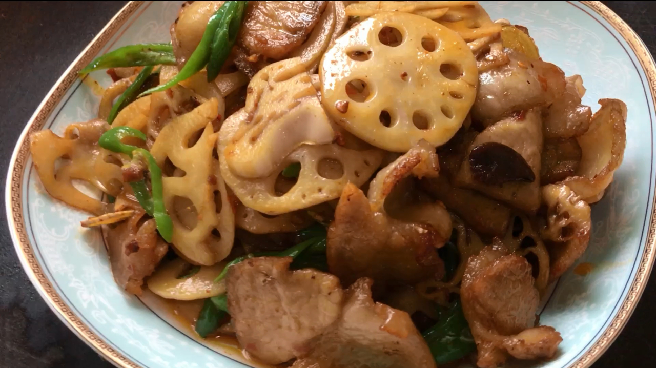 每天都能吃到不一样的回锅肉,这次做藕片回锅,保证吃出新感觉