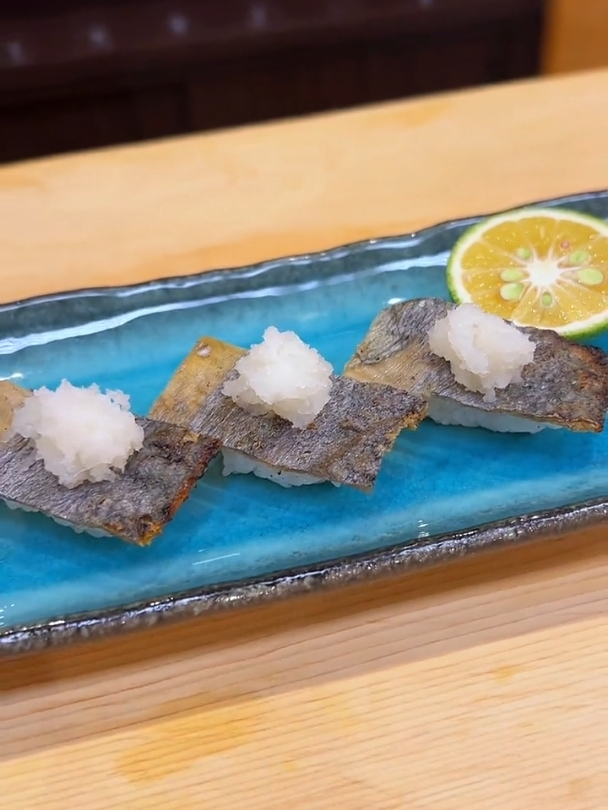 尝试新口感:炙烤金枪鱼皮手握寿司,满满的创新与惊喜