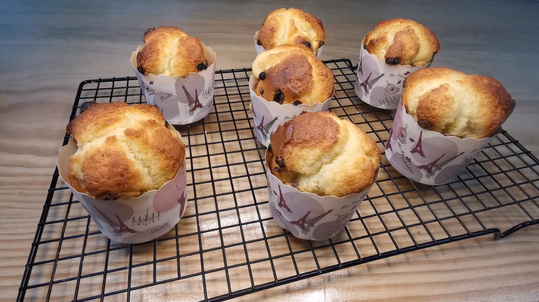 想吃蛋糕不用买,这种方法在家做出葡萄干玛芬蛋糕,香甜松软