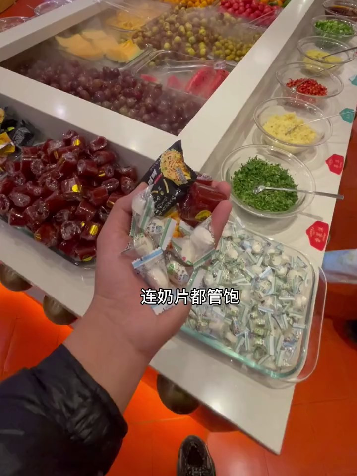 据说这家内蒙火锅,呼伦贝尔的羊肉现剔现切,配鲜韭菜花不错