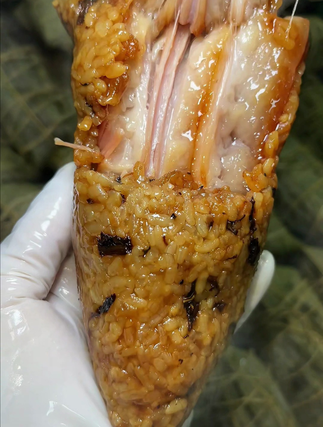 不得了!这肉粽里面的肉肉就有70克,还有整颗的咸鸭蛋黄