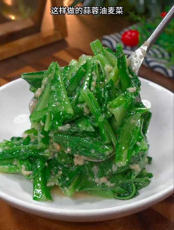翠绿可口的蒜蓉油麦菜