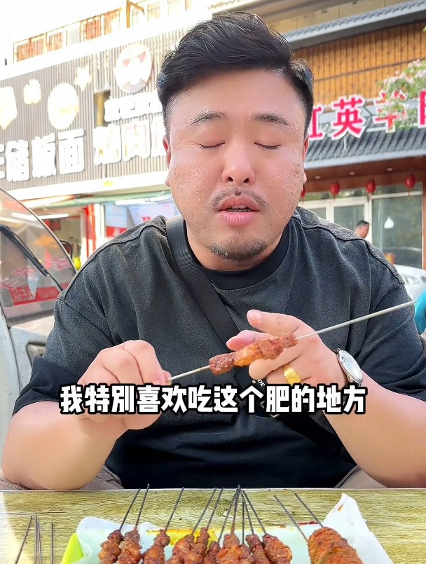 好吃到排队的烤肉筋就在丰储街 干了35年的烤肉筋 卷上水煎饼