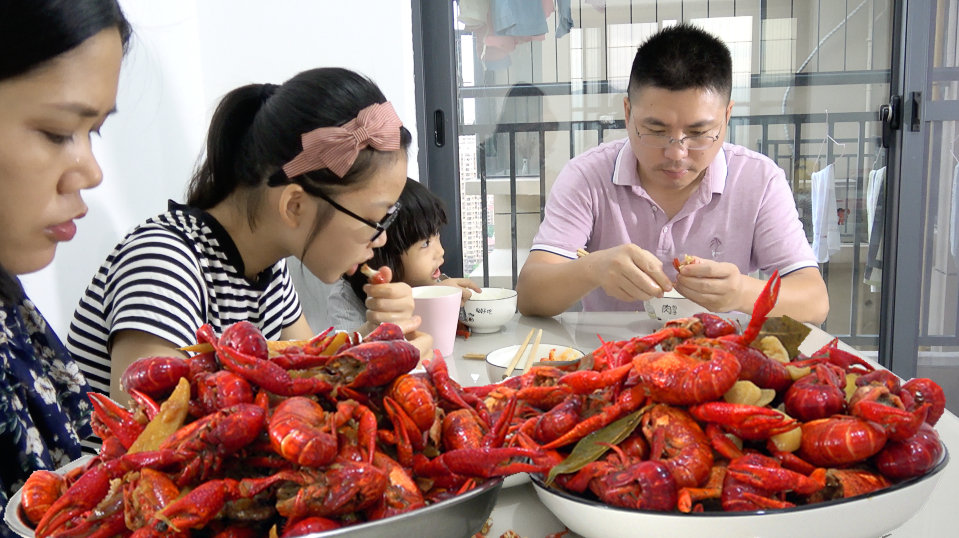 用7斤小龙虾自制2碗火爆网络的小龙虾盖饭,肥美鲜香,真解馋!