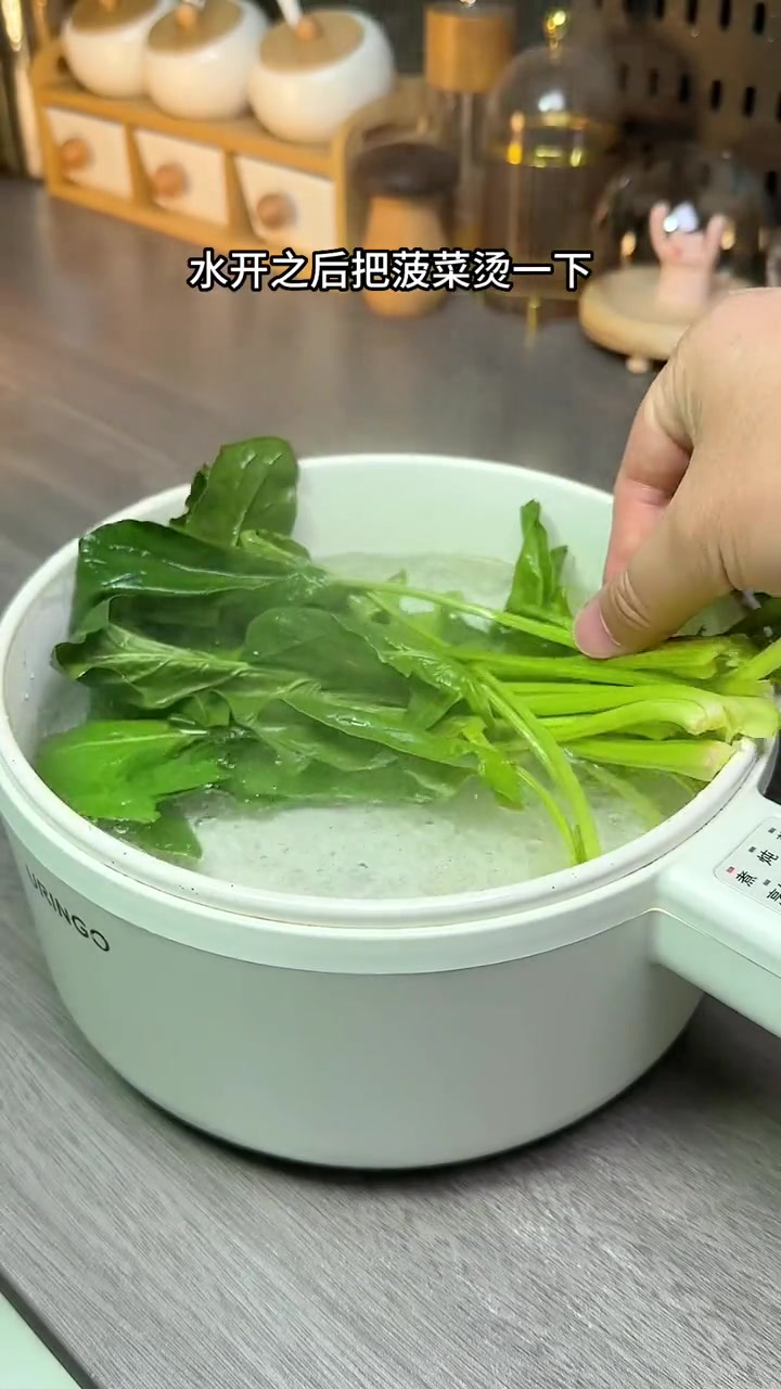 早餐几分钟给孩子做的蔬菜鸡蛋饼,搭配牛奶和水果
