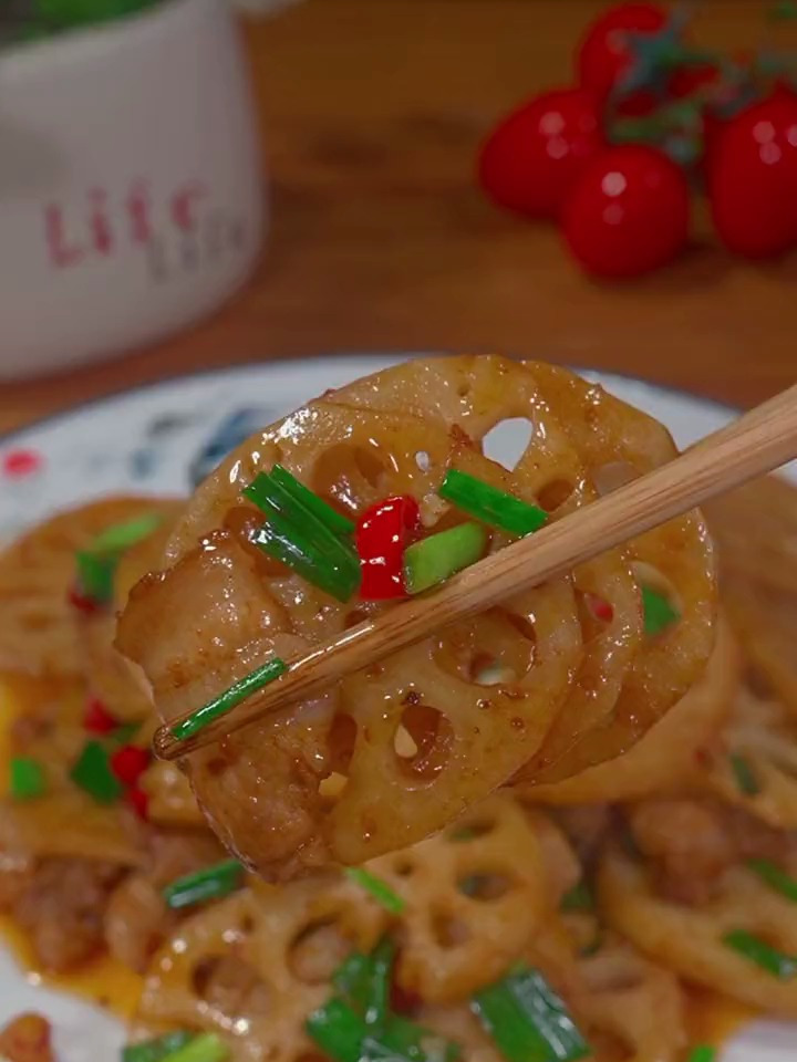 小炒藕片,现在莲藕很新鲜,你像我这样做,好吃下饭