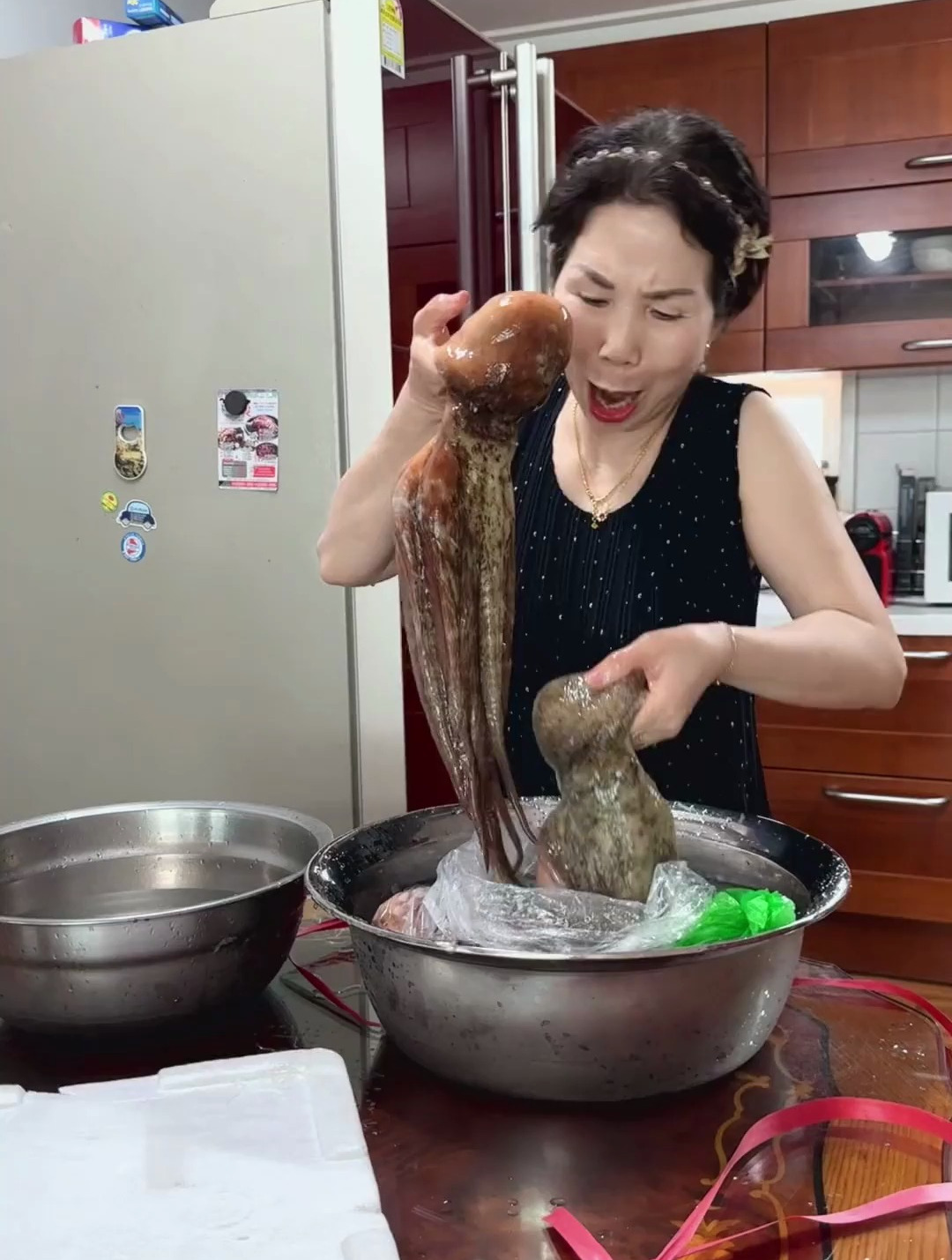 韩国婆婆今天买了3只新鲜大章鱼!做生腌章鱼~嘎嘎好吃!