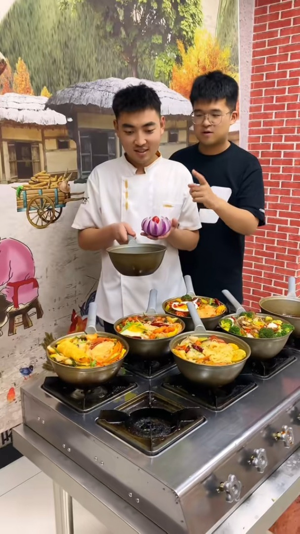 特色米线,火锅和米线的完美结合,八种口味底汤,十多种配菜搭配