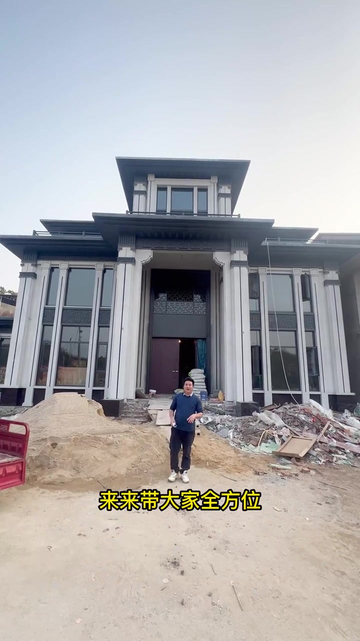 挑空大厅太大气了,很多粉丝就是中意这款双挑空的别墅外观,别急