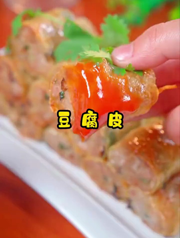 薄如蝉翼的头层豆腐皮,不管包肉卷还是烧汤都特别鲜美好吃