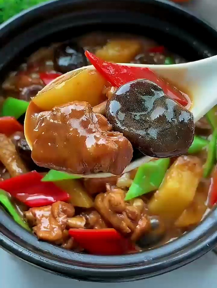 给大家分享个黄焖鸡焖饭,做法简单,全家人都爱吃