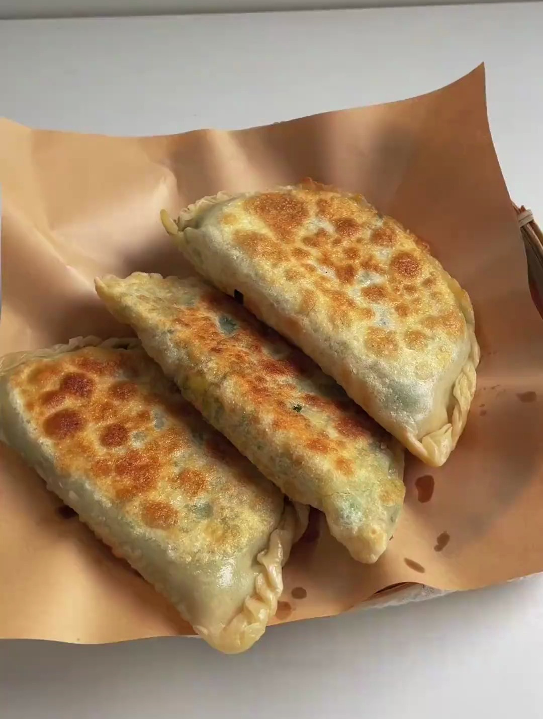 小白在家怎么做出好吃的韭菜盒子,我来告诉你