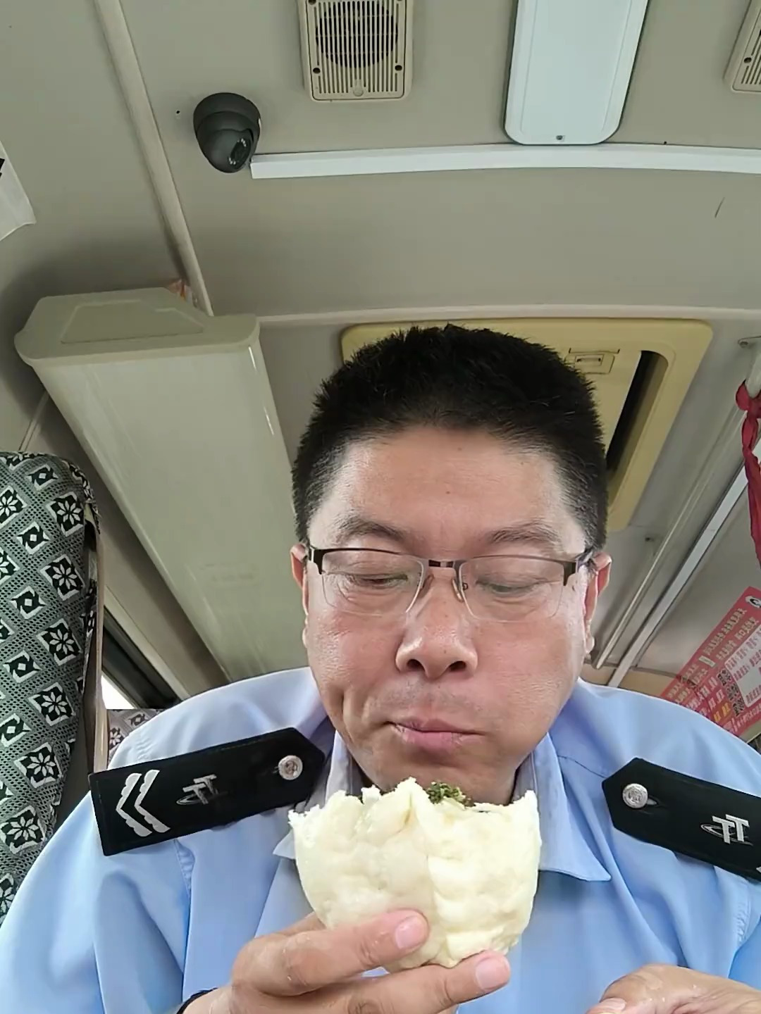 老妈又来送饭了！今天是妈妈牌的大包子，小白菜五花肉馅的，你不来山东，不知道山东的大包子是有