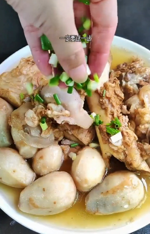 温州家常美食芋头筒骨汤