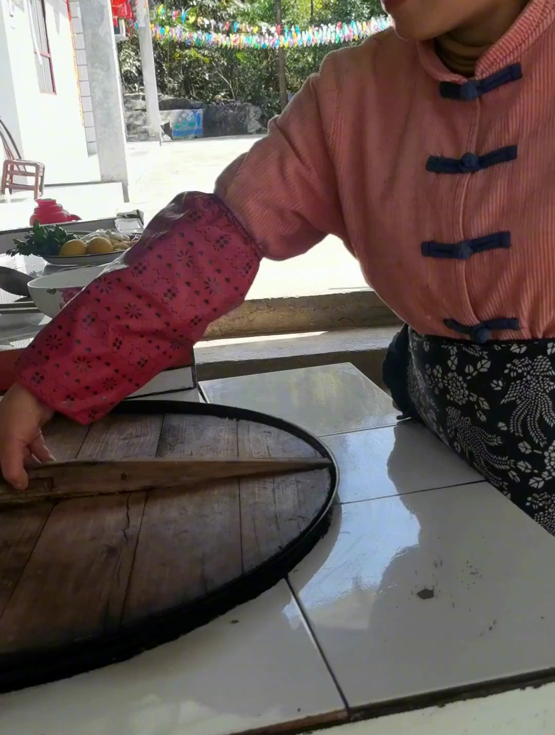 天气越来越热了,来一个胡辣鸡爪,爽口又开胃,做法还简单