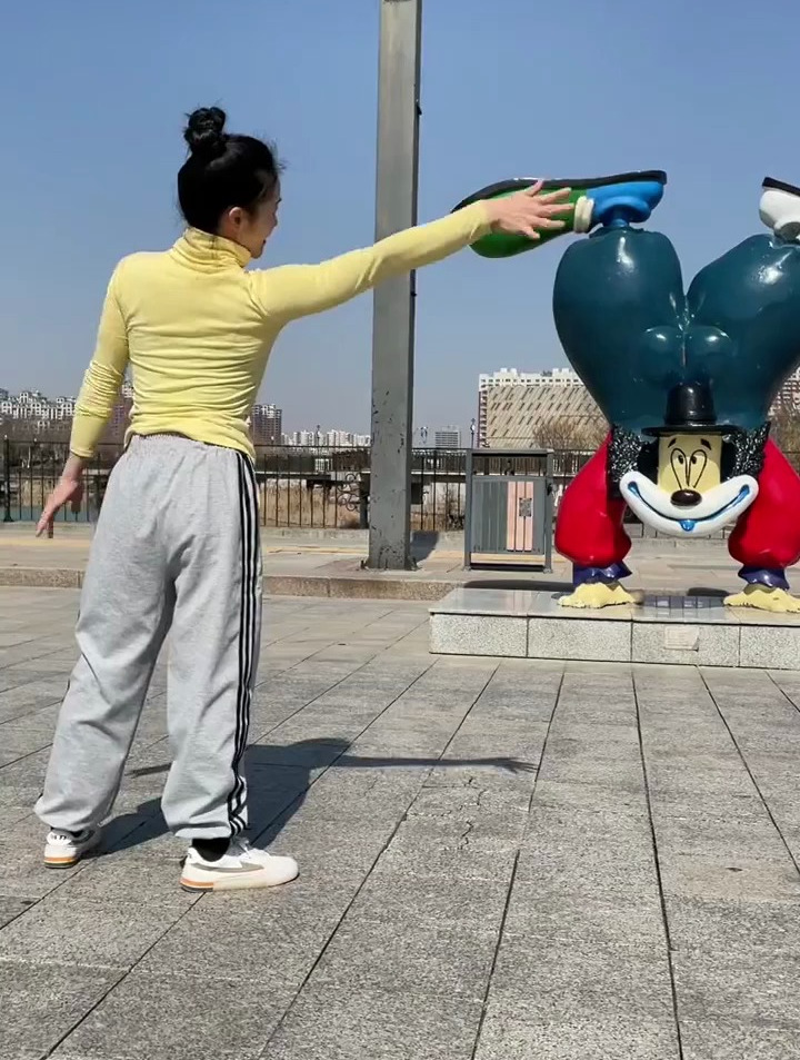 这个卡通玩偶太可爱了吧,怎么那么像我呢?