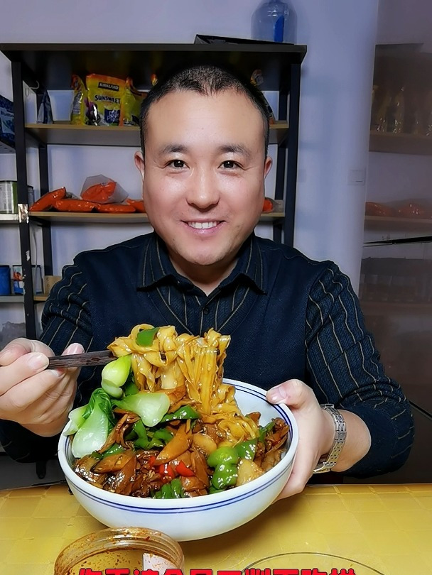 简单家乡味炒菜拌面有菜有肉营养丰富这样的面条隔着屏幕都流口水