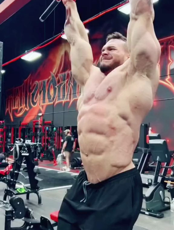 大块头肌肉男强化腹肌训练