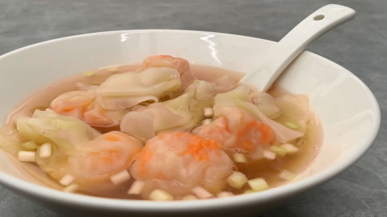 港式鲜虾蟹籽云吞，虾肉爽口弹牙，汤水清澈比味精还鲜甜