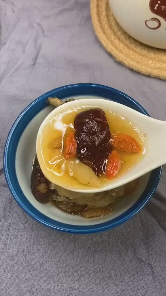 红参乌鸡汤特别适合经常熬夜气色差的朋友们