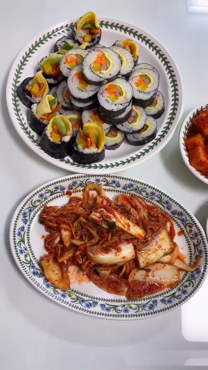 紫菜包饭的种类有很多,韩国大姑姐做的这一个,怎么吃都不腻
