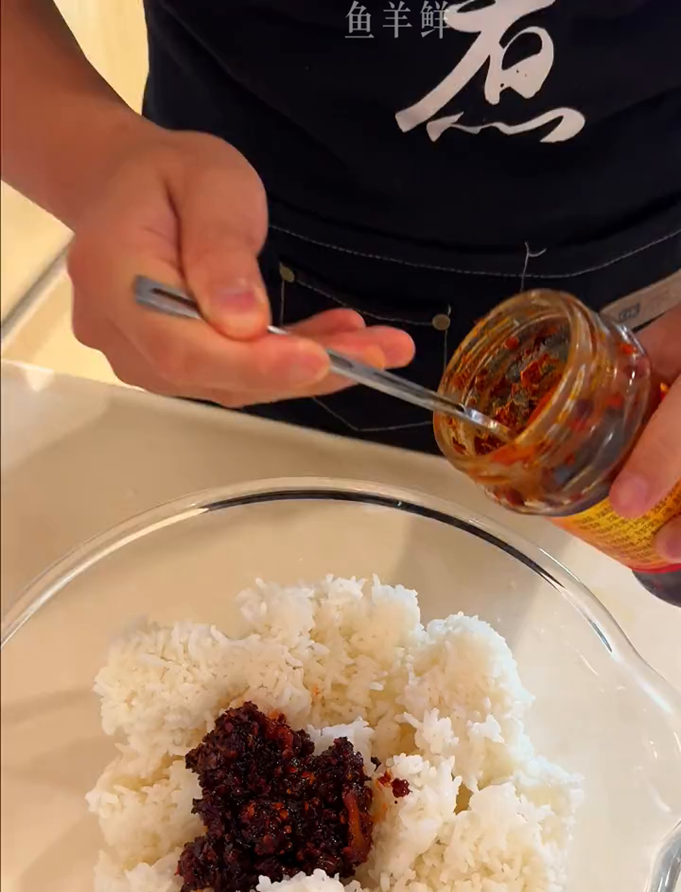 剩饭变美味,试试老干妈炒蛋饭!粒粒分明,快动手!懒人版蛋炒饭 简单美食 炒饭新招