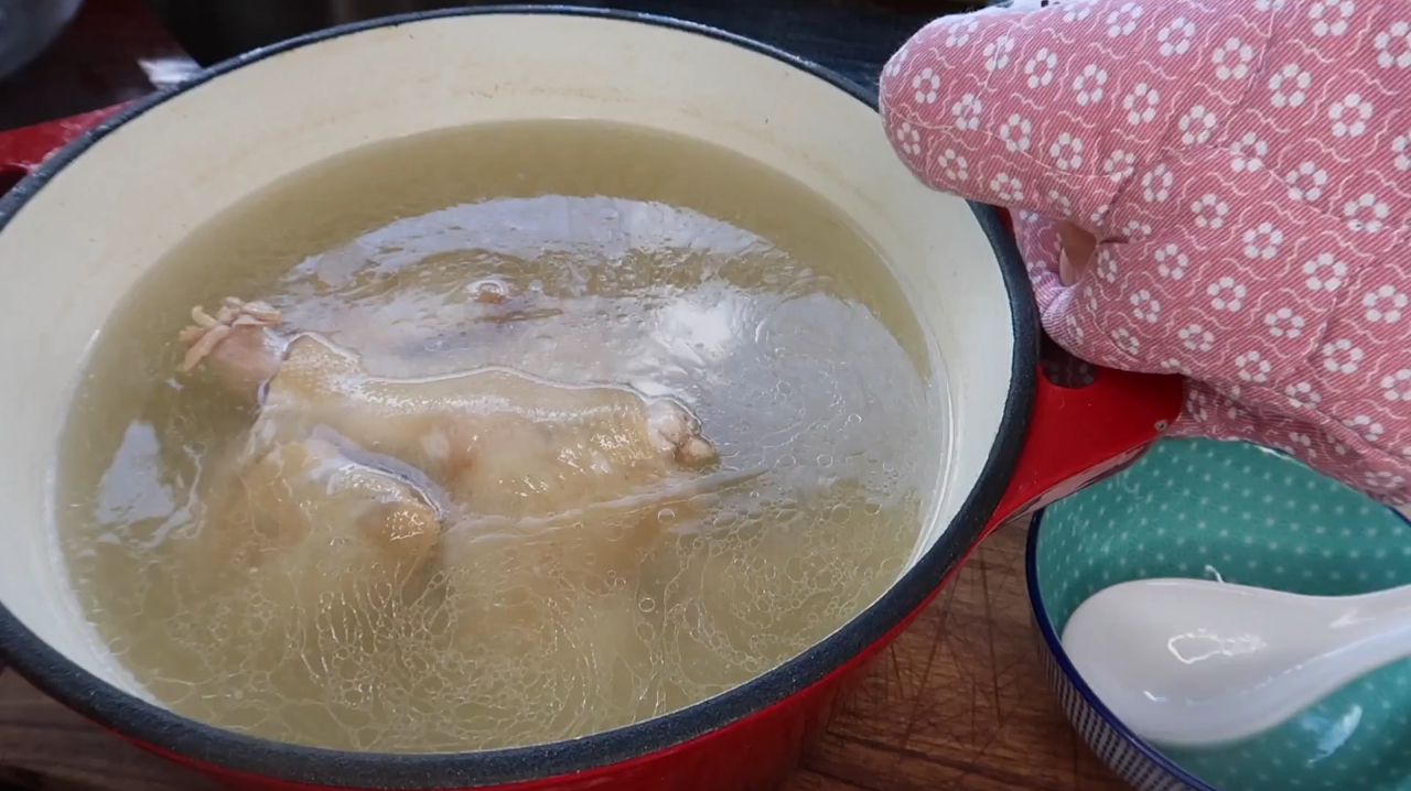 盐卤鸡汤新做法,鸡肉食之有味,鸡汤可做高汤