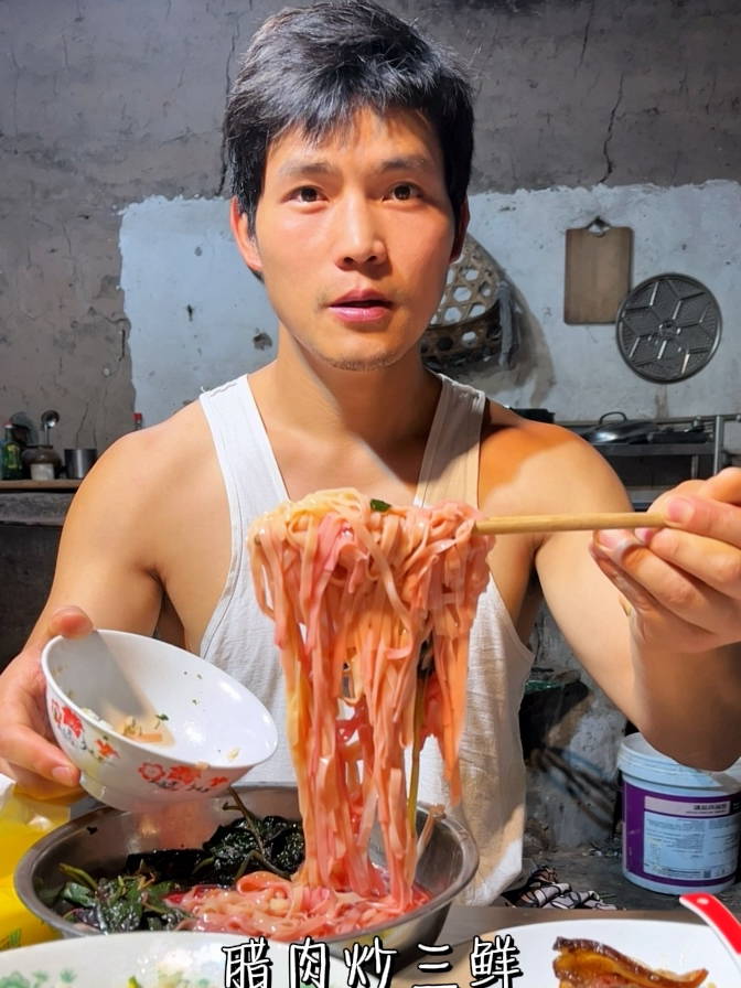 又是累并快乐充实的一天,简单做个香菜炒饭,腊肉炒三鲜