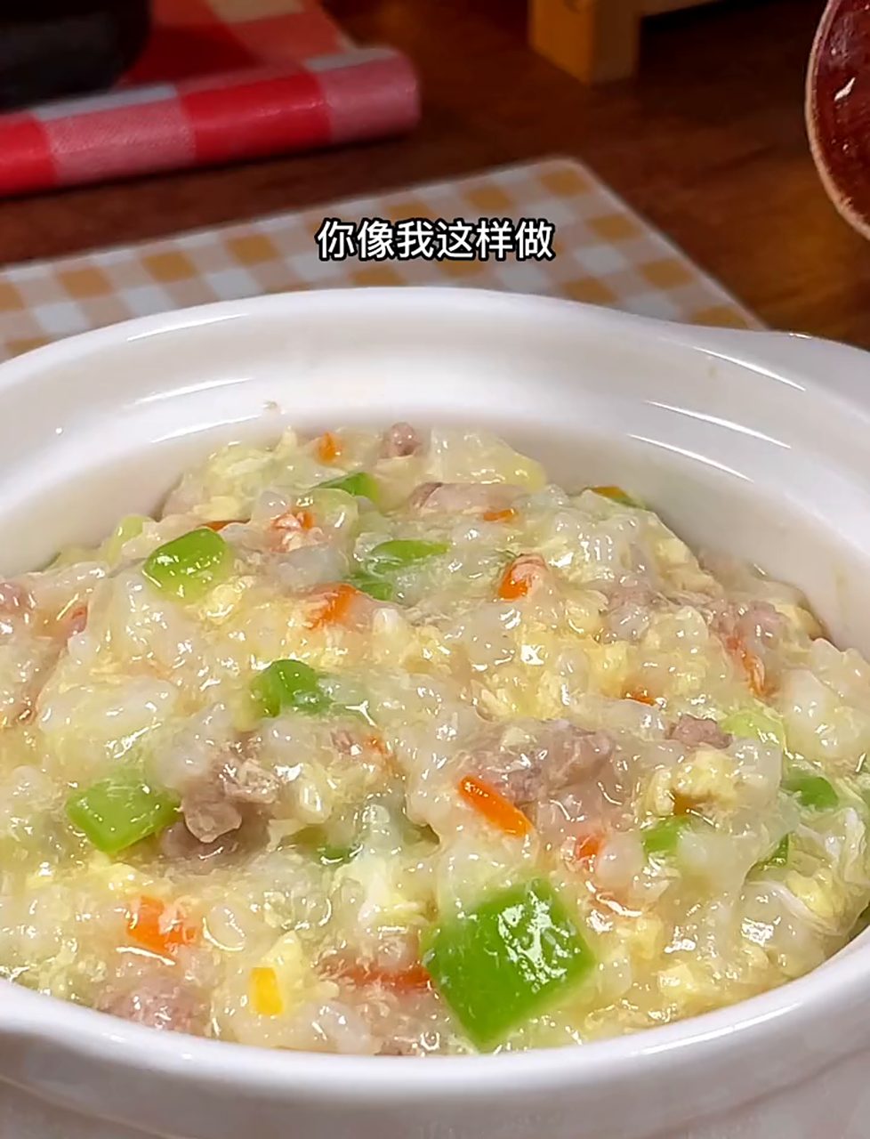八个月大的娃儿,别只喂米糊和白粥了!试试丝瓜瘦肉粥,甜软易消化,营养全面,小月龄宝宝也能吃