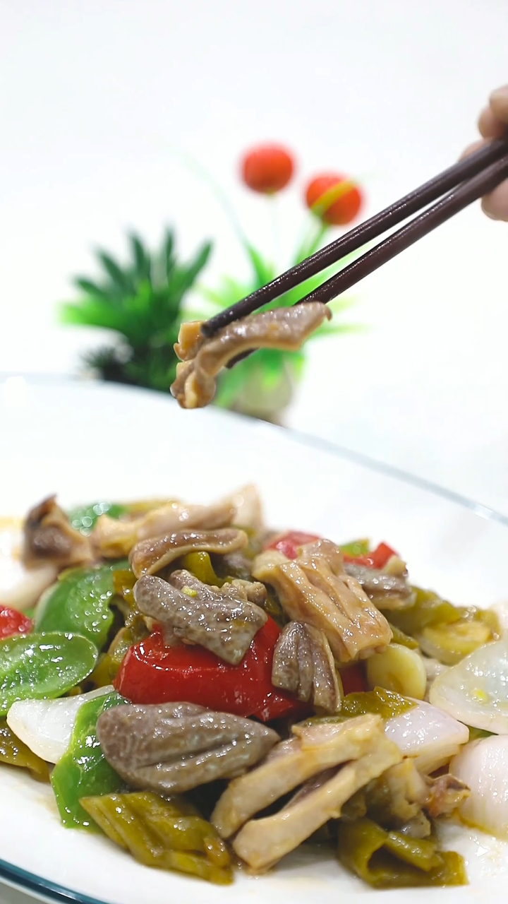 “酸菜炒脆肚”的家常做法,教程简单方便,香脆又开胃