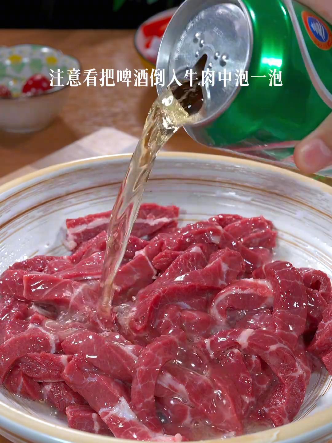 把啤酒倒入牛肉中泡一泡,一道火爆西餐厅的经典美食