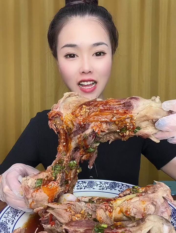 清炖大骨头,来点蒜泥超好吃!