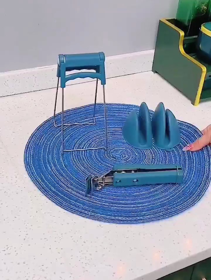 不要这样取盘子了,容易烫手,试试这个防烫工具,大盘小盘都能用