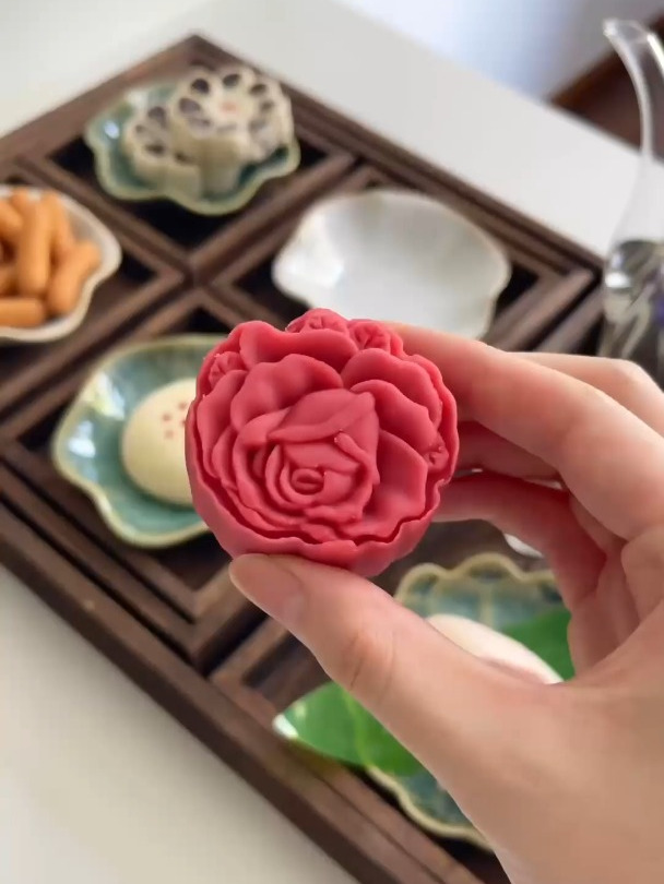 朋友带了各种点心,一起品中式下午茶~