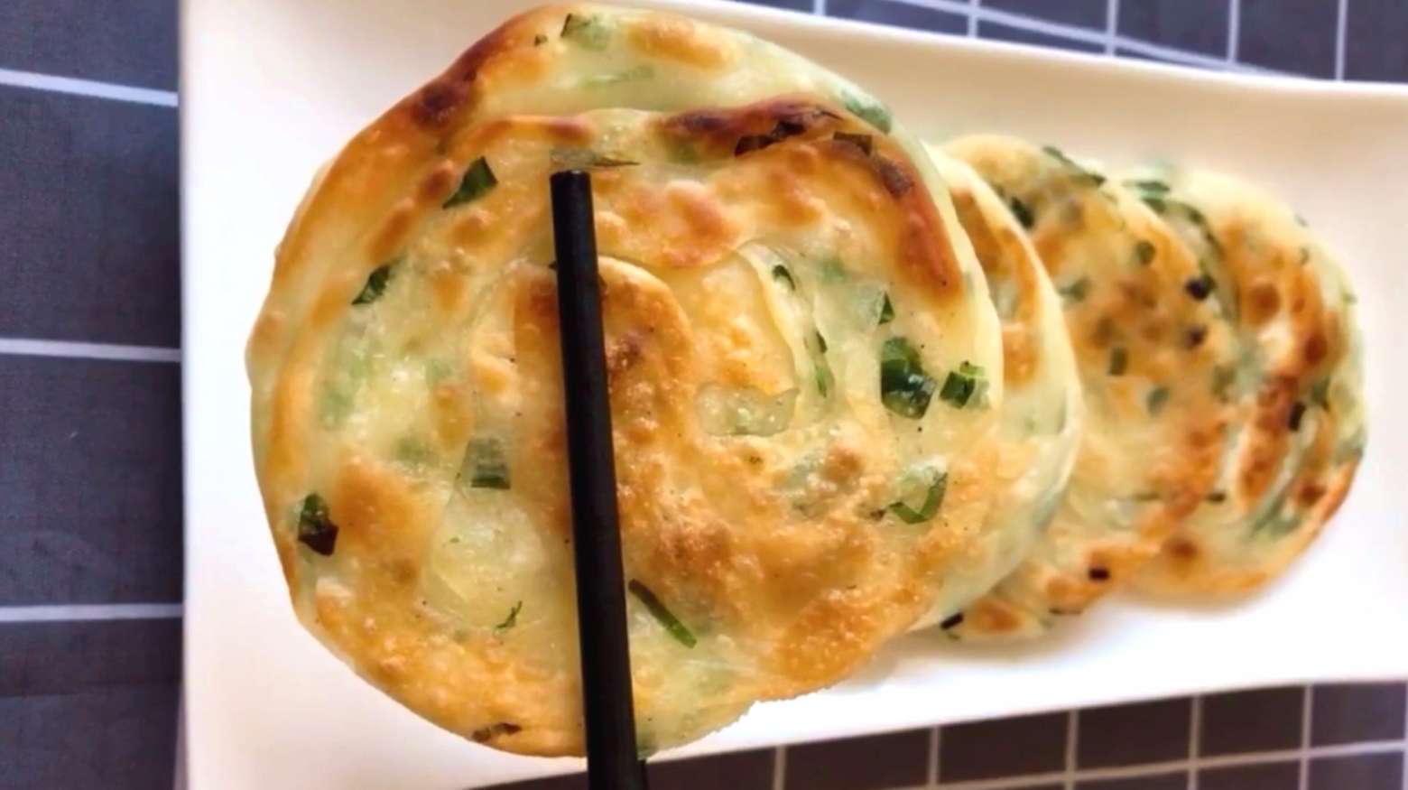 千层葱油饼的家常做法,酥脆好吃,外酥里软层次多,凉了也不硬