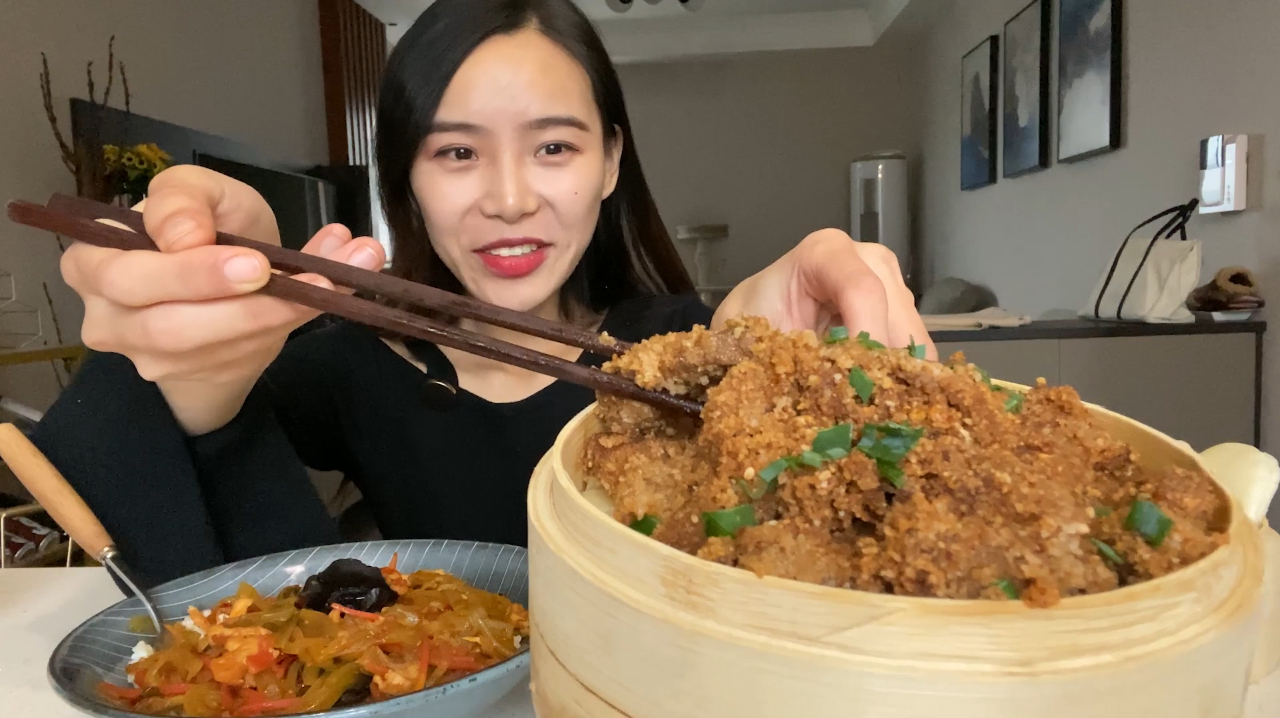小贝自己在家做粉蒸肉,一口气吃了10个荷叶饼,就着蒜,太解馋了
