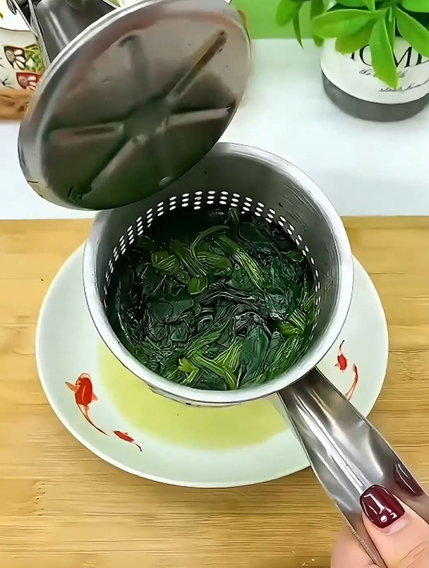 平时挤菜馅特别的费劲,有了这个不锈钢挤水器,轻轻按压轻松挤水