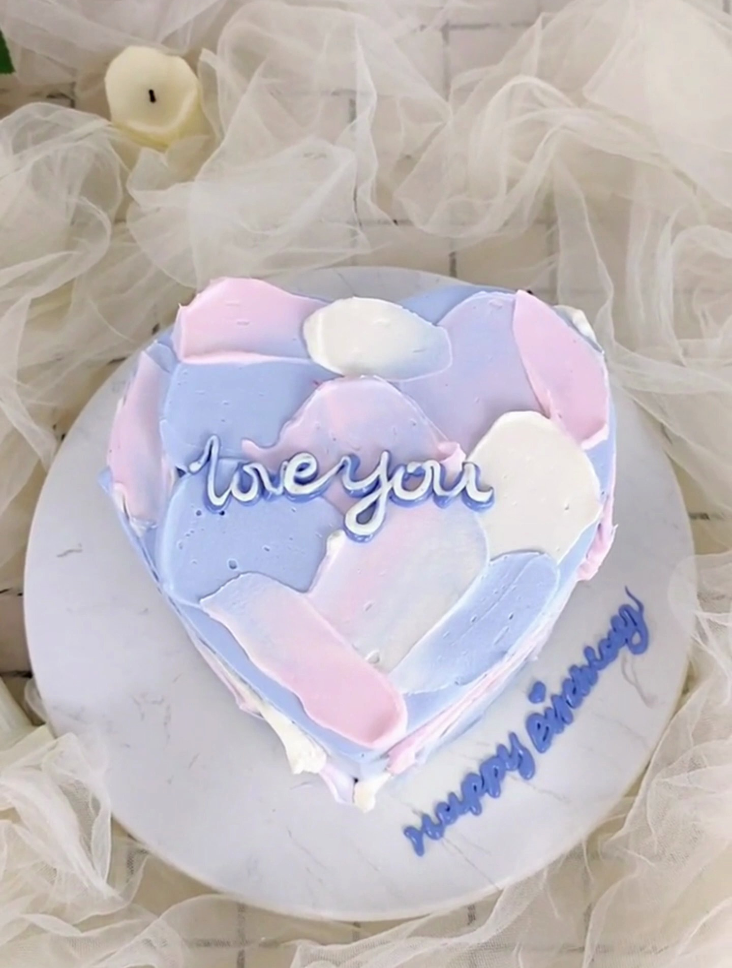 极简风心形奶油蛋糕,简单的造型,深刻的寓意