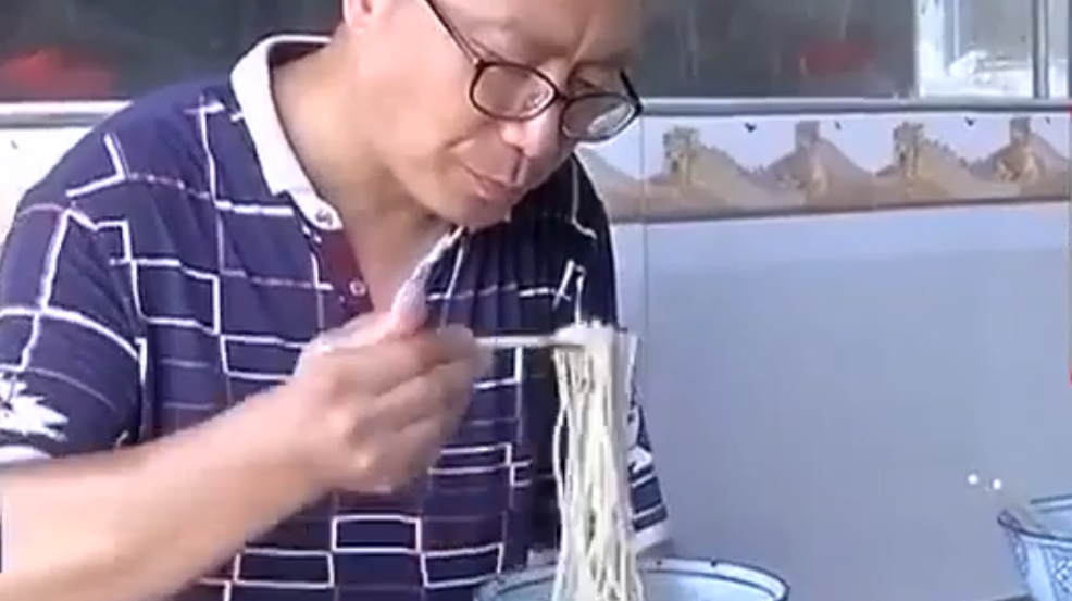 安义米粉煮不烂有弹性 明明供不应求却仍然赚不到钱 赚的是辛苦钱