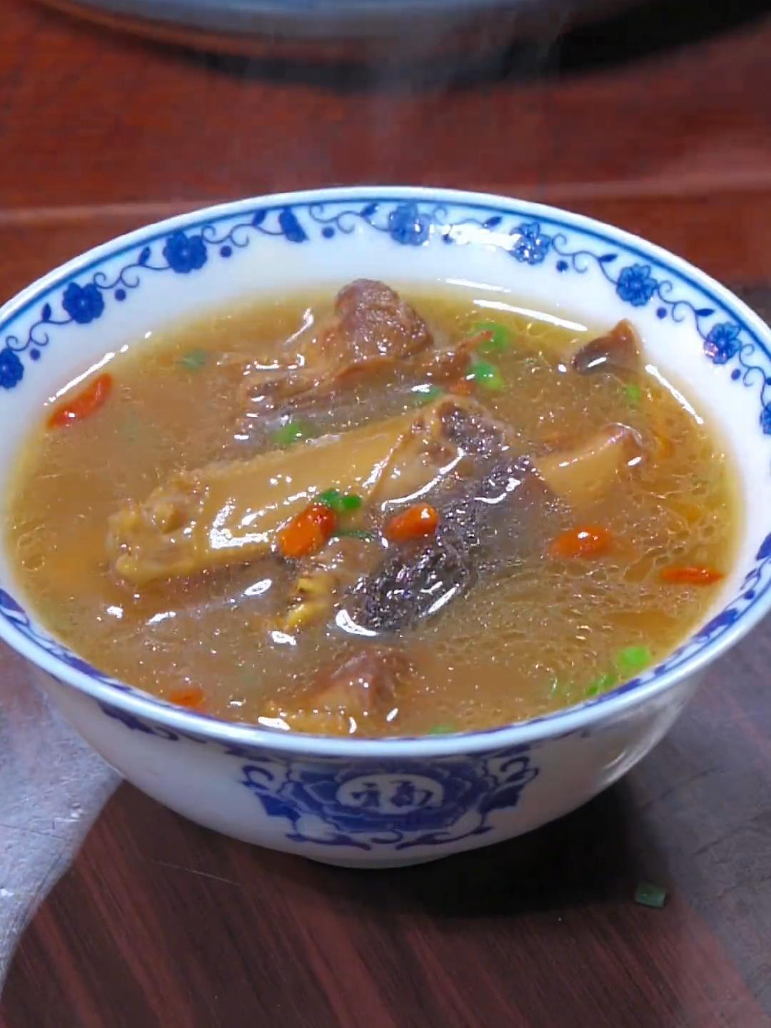 常听老人说一鸽盛九鸡,多喝鸽子汤对身体好