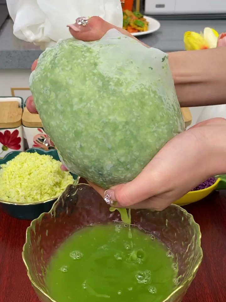 这个蔬菜挤水袋,轻轻一压挤走多余的水分!挤饺子馅高效又省力!