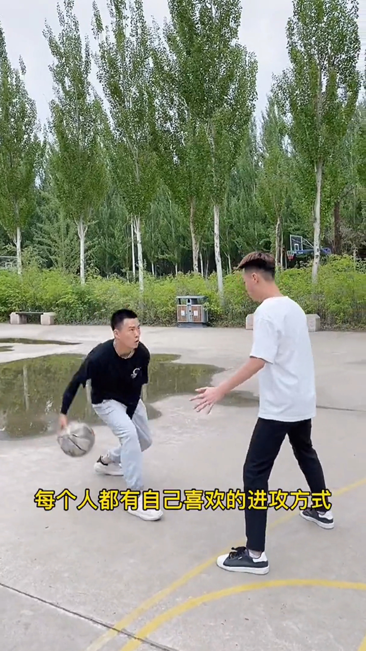 小伙打篮球的这招叫啥名?原来喜欢用这样的进攻方式,真是绝了