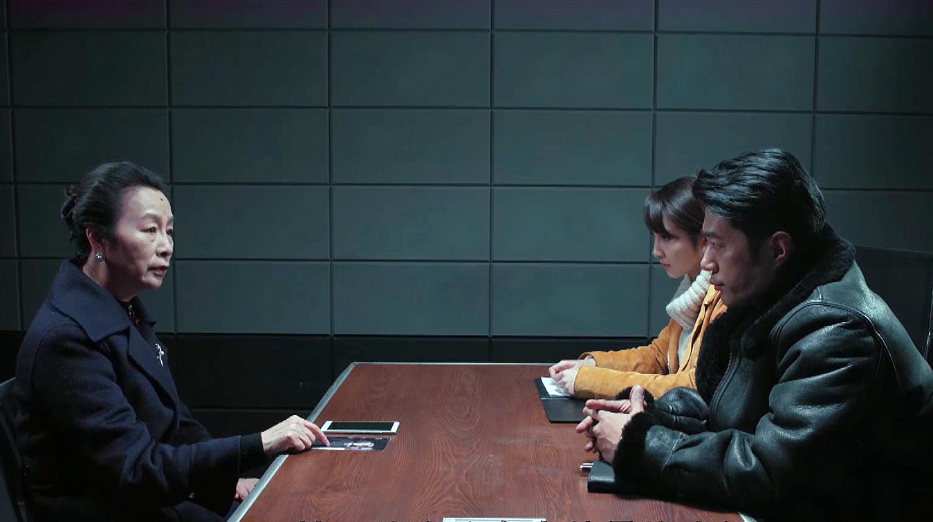 女总裁在审讯室和警方嚣张,没想到警方接到电话,女总裁出不去了