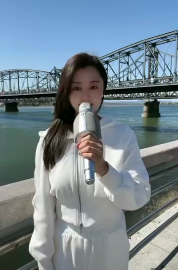 美女魏薪滟站在鸭绿江断桥演唱《雄赳赳气昂昂跨过鸭绿江》