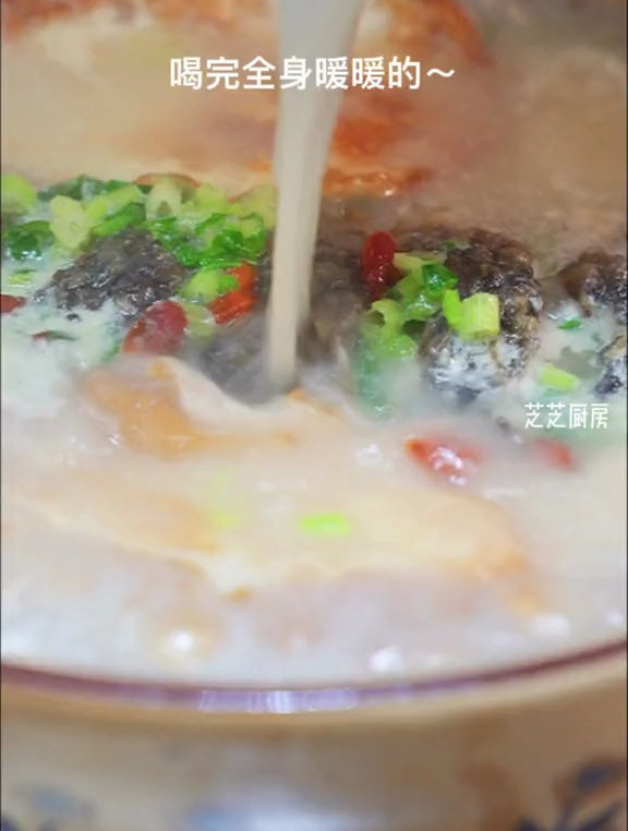 吃萝卜好处多多,做个萝卜丝鲫鱼汤,汤色奶白,鲜甜好喝!