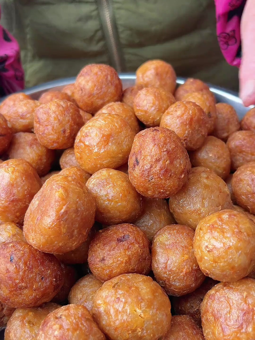 开始炸糯米丸子,外酥里糯,一口一个好吃的停不下～